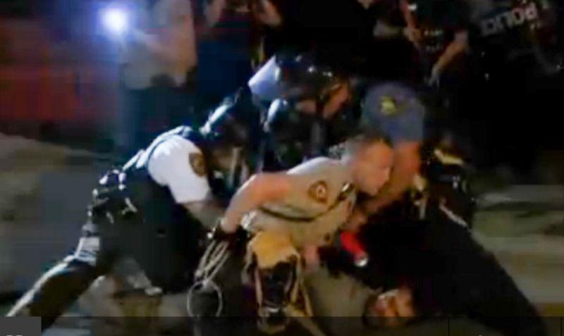 AA muhabirinin Ferguson'da gözaltına alınma anı