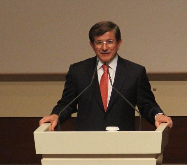 Ahmet Davutoğlu ilk konuşmasını yaparken duygulandı