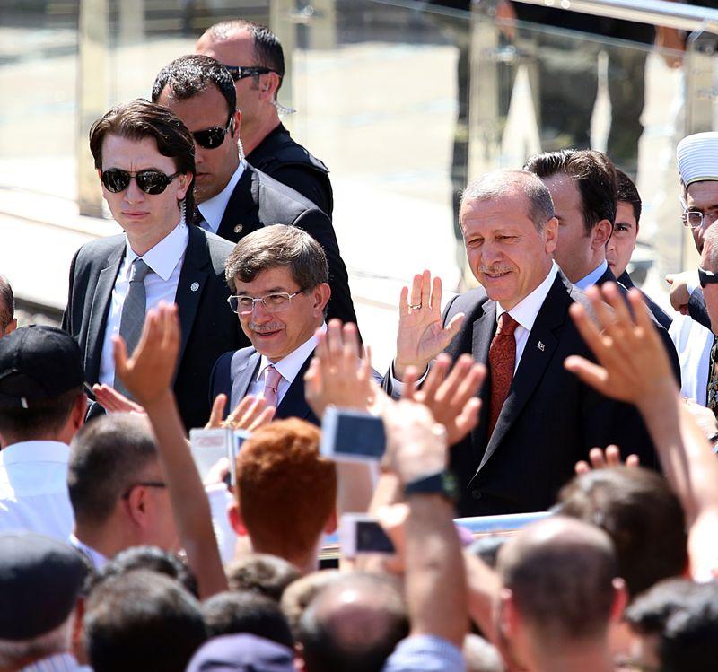 Erdoğan ve Davutoğlu Cuma namazını beraber kıldı