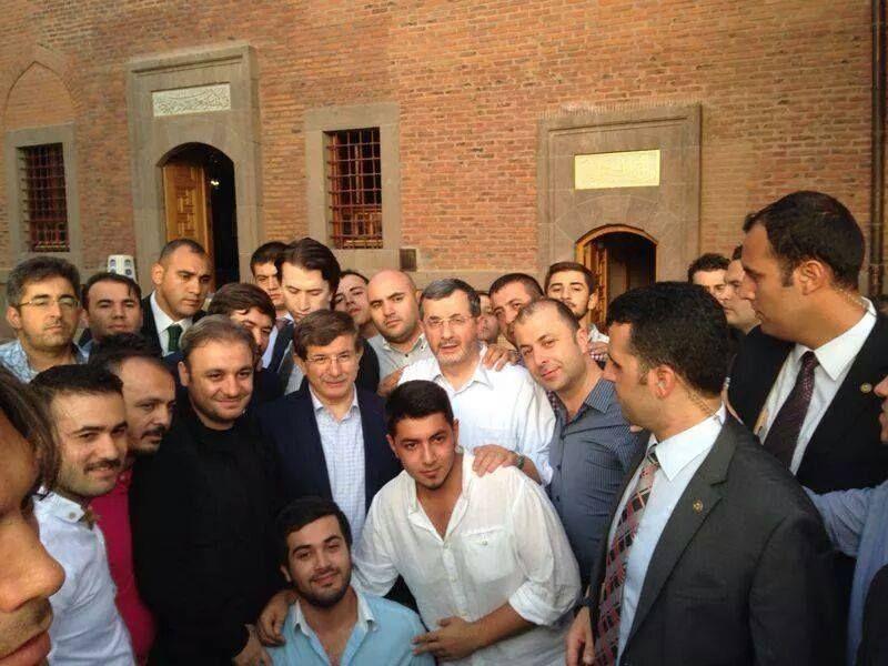 Erdoğan ve Davutoğlu Cuma namazını beraber kıldı