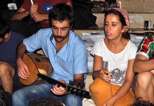 TGB üyeleri Atatürk heykeli önünde nöbet tuttu İZLE