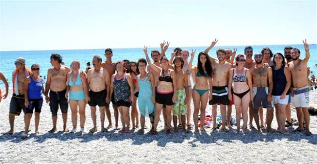 Antalya'daki Kadınlar plajında kadınlı-erkekli protesto İZLE