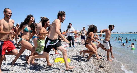 Antalya'daki Kadınlar plajında kadınlı-erkekli protesto İZLE