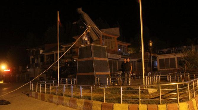 Van'da Atatürk heykeline saldırı İZLE