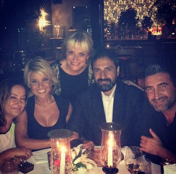 Gülben Ergen ile Erhan Çelik Umre'de bile el ele