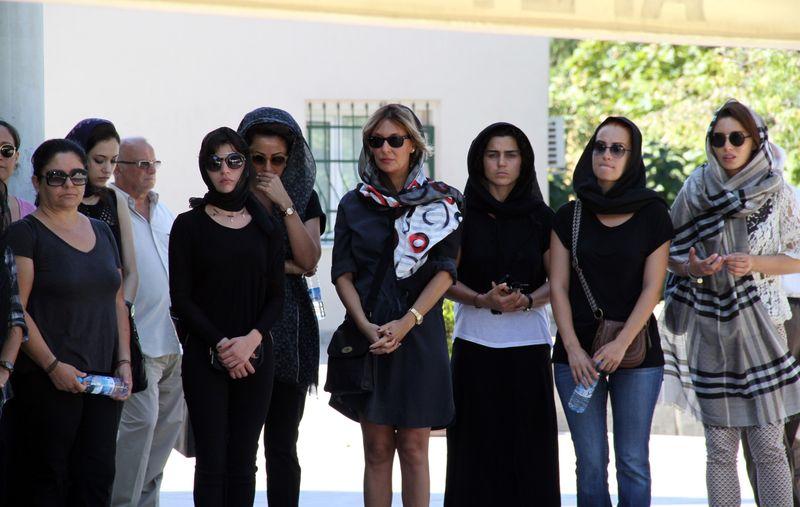 Gülse Birsel annesini son yolculuğuna uğurladı İZLE