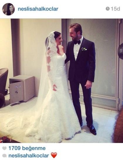 Neslişah Alkoçlar'ın gelinlikle ilk pozu