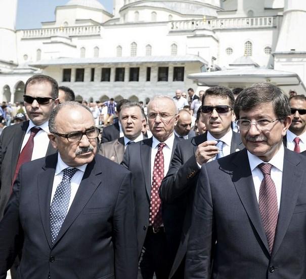 Davutoğlu Cuma namazına Beşir Atalay ile gitti