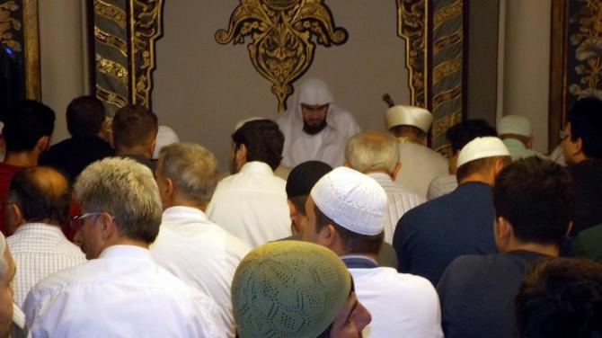 Kabe'nin yeni imamı Ulu Cami'de namaz kıldırdı