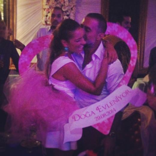 Doğa Rutkay'dan sürpriz kına gecesi