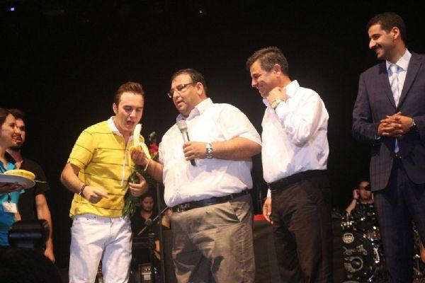 Mustafa Ceceli'ye muz yedirdiler