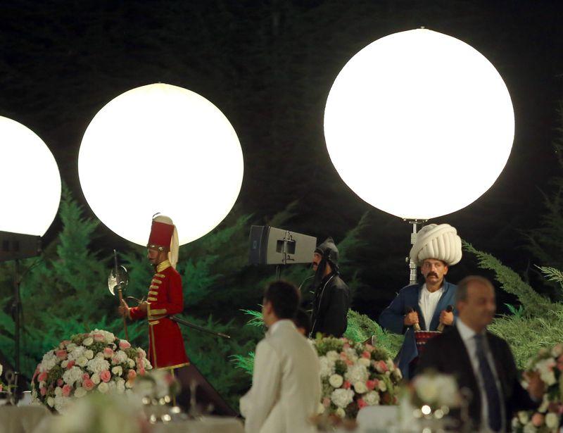 Muhafız Alayı tarihte kullanılan üniformaları giydi