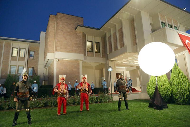 Muhafız Alayı tarihte kullanılan üniformaları giydi