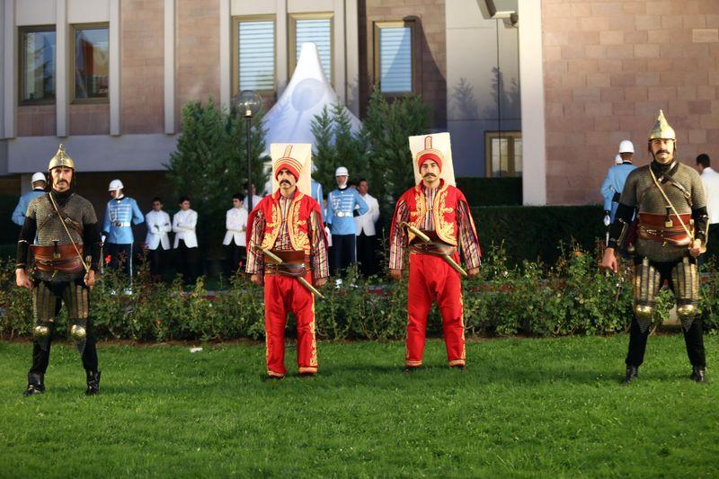 Muhafız Alayı tarihte kullanılan üniformaları giydi