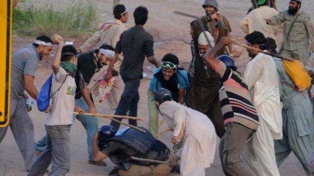 Polise taş ve sopalarla linç girişimi