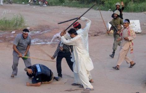 Polise taş ve sopalarla linç girişimi