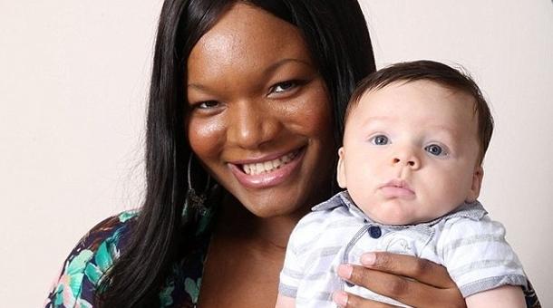 Siyahi annenin beyaz bebeği oldu