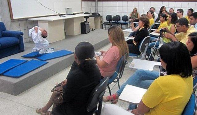 Brezilya'da boynu ters doğan adam 37 yaşında