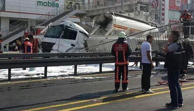 Avcılar'da üst geçidi yıkan şoför: Damperi indiremedim