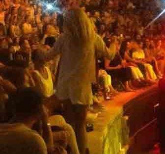 Tarkan söyledi Burcu Esmersoy yağmurda dans etti