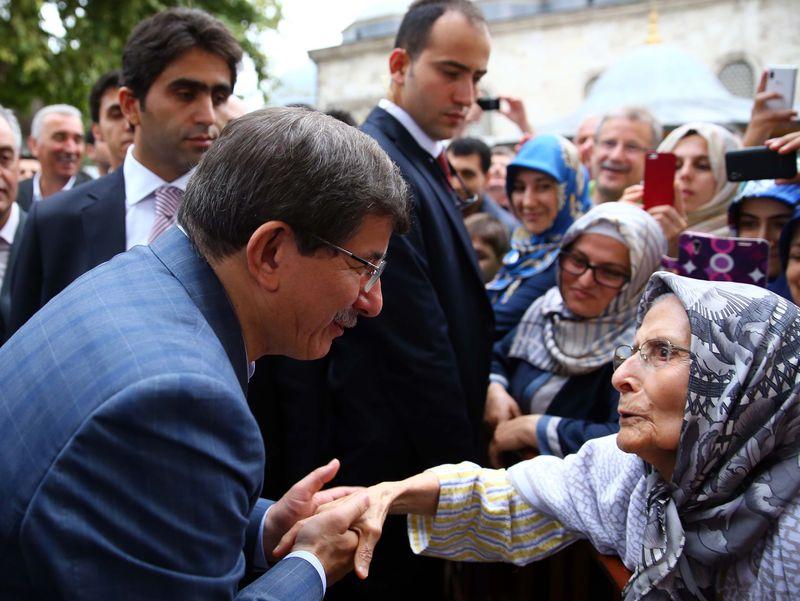Davutoğlu Eyüp Sultan'da sabah namazı kıldı