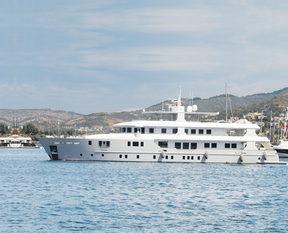 Şahan Gökbakar ve sevgilisinin yat sefası