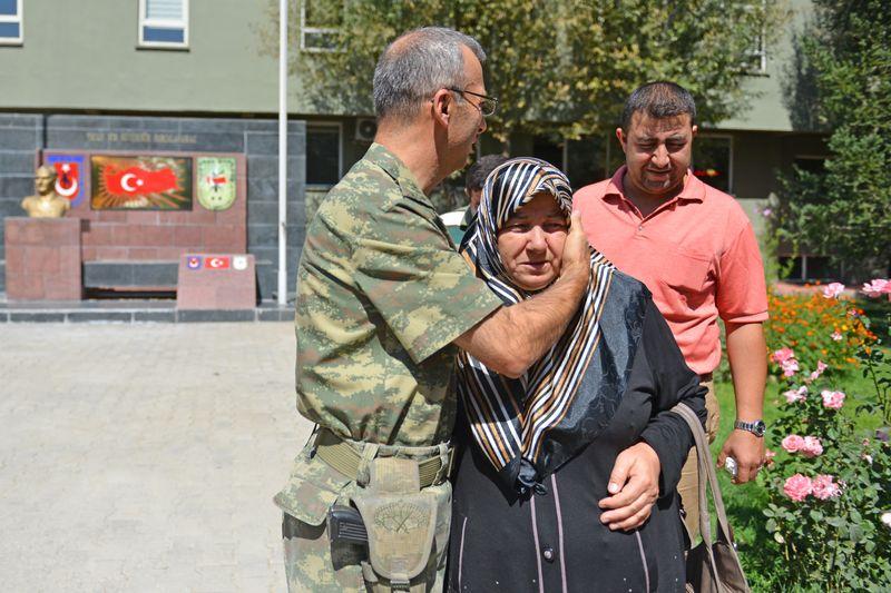 Hakkari'de oğlunun şehit olduğu yerden barış mesajı