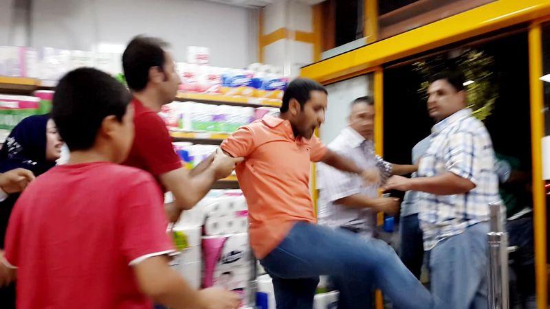 Şanlıurfa'da market arabası kavgası İZLE