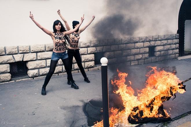 FEMEN IŞİD bayrağını yaktı