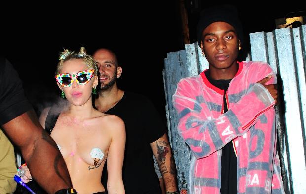 Miley Cyrus'un kıyafeti olay oldu