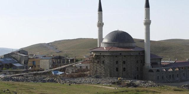 Trabzonlu işçiler inşaata taş taşımak için köprü yaptı