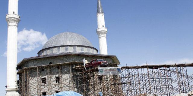 Trabzonlu işçiler inşaata taş taşımak için köprü yaptı