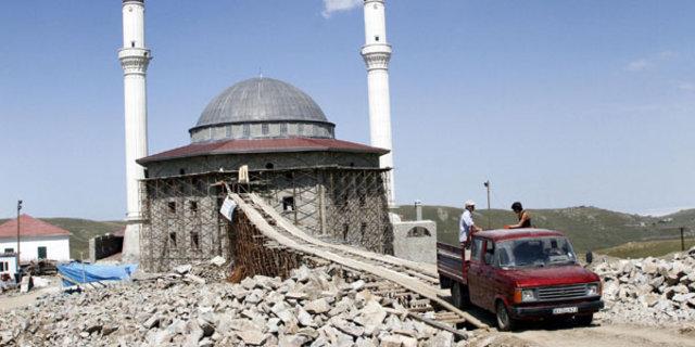 Trabzonlu işçiler inşaata taş taşımak için köprü yaptı