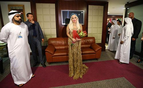 Lady Gaga Dubai için kapalı giyindi