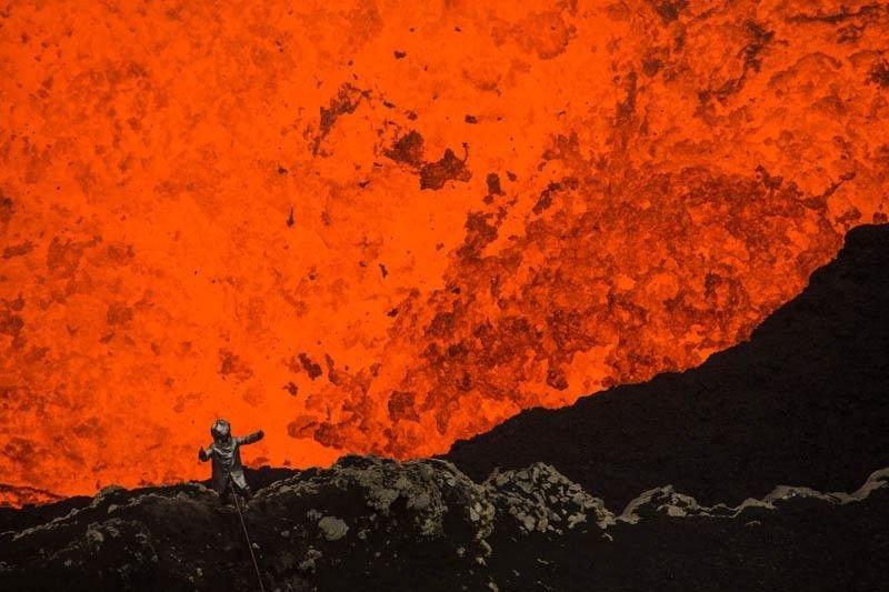 Avustralyalı belgeselciden yanardağ kraterinde özçekim