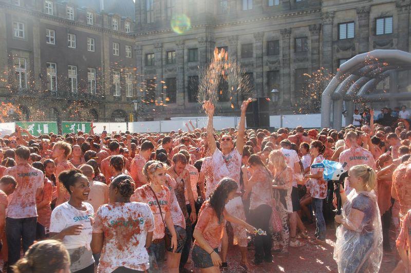 Hollanda'dan Rusya'ya domatesli protesto İZLE