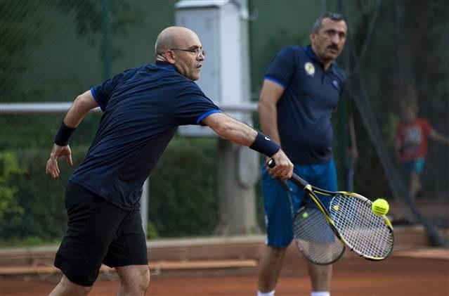 Bakan Şimşek tenis turnuvasında yarı finalde