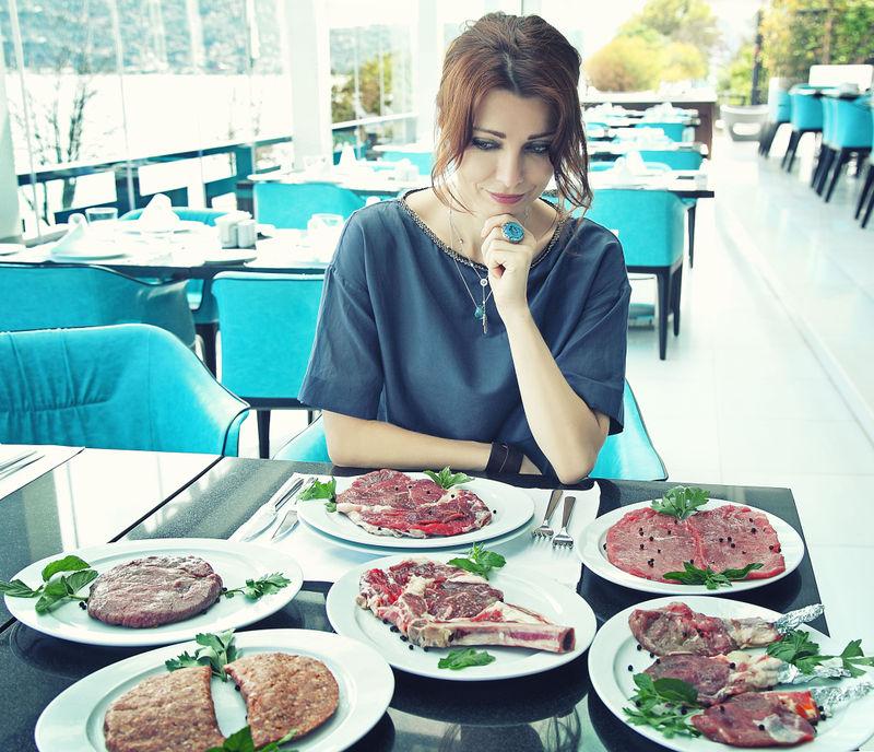 Elif Şafak vejetaryen olmayı bıraktı