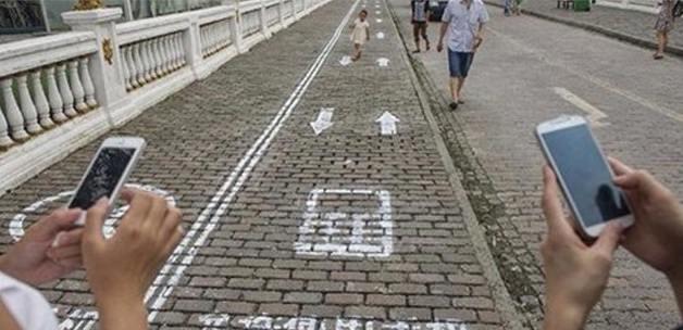 Çin'de cep telefonu bağımlıları için özel yol