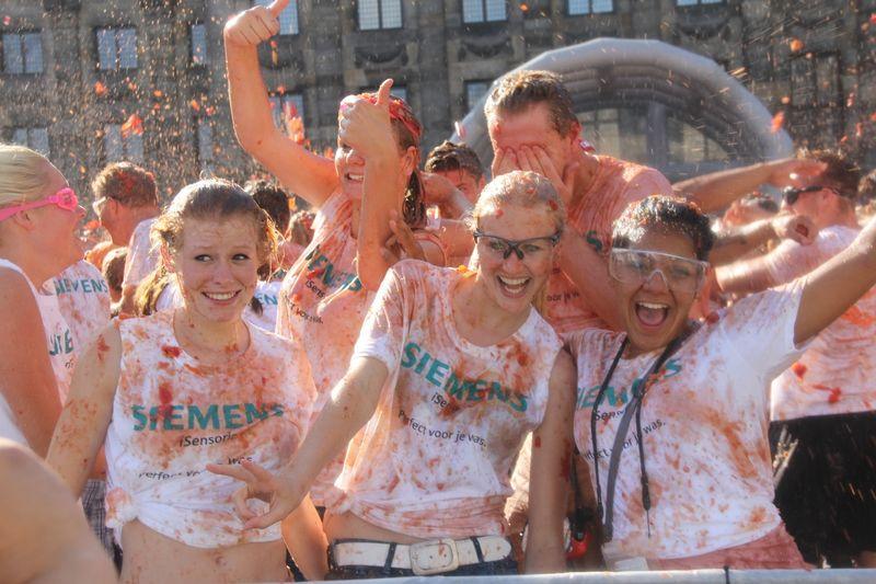 Hollanda'dan Rusya'ya domatesli protesto İZLE