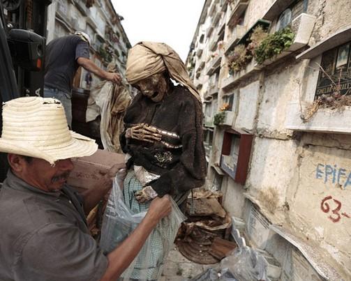 Guatemala'da parası ödenmeyen mezarlıklar boşaltılıyor