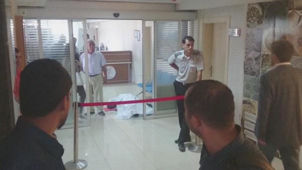 Tapu Müdürlüğü'nde işlemler cesedin yanında devam etti