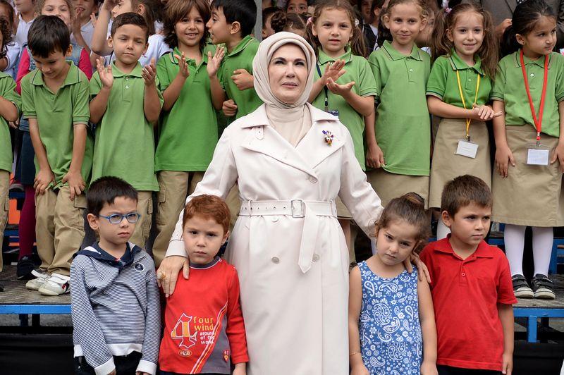 Emine Erdoğan ilkokulunu ziyaret etti