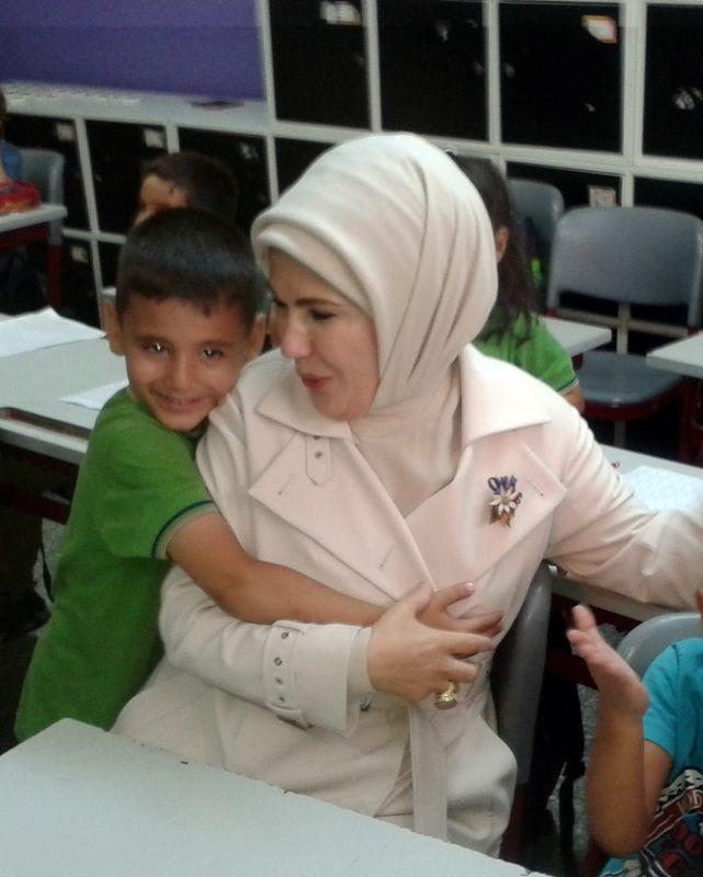 Emine Erdoğan ilkokulunu ziyaret etti