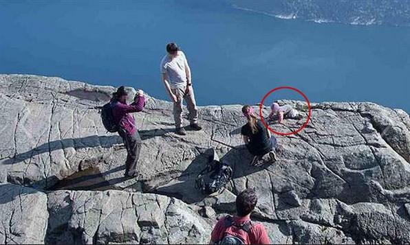 Uçurumun kenarına bırakılan bebek korkuttu