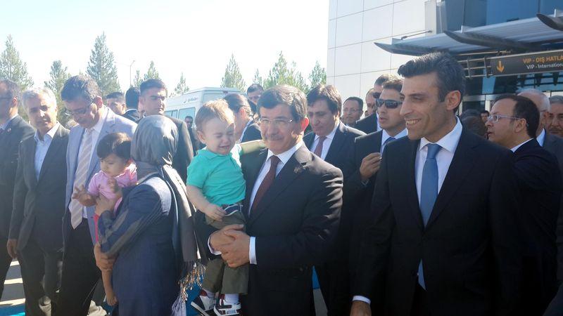 IŞİD'den kurtulan Ela bebek Davutoğlu'nun kucağında İZLE