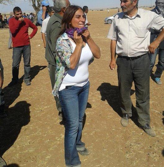 HDP'li Aysel Tuğluk Suruç'ta asker taşladı