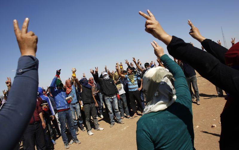 HDP'li Aysel Tuğluk Suruç'ta asker taşladı