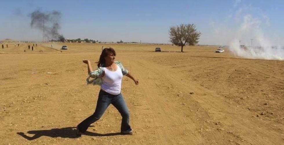 HDP'li Aysel Tuğluk Suruç'ta asker taşladı