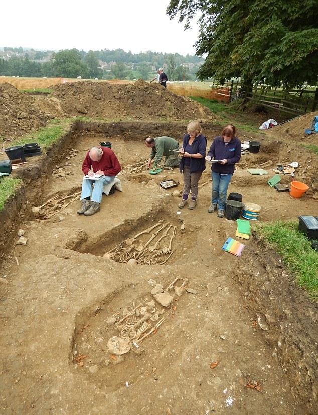 700 yıllık iskeletler el ele bulundu